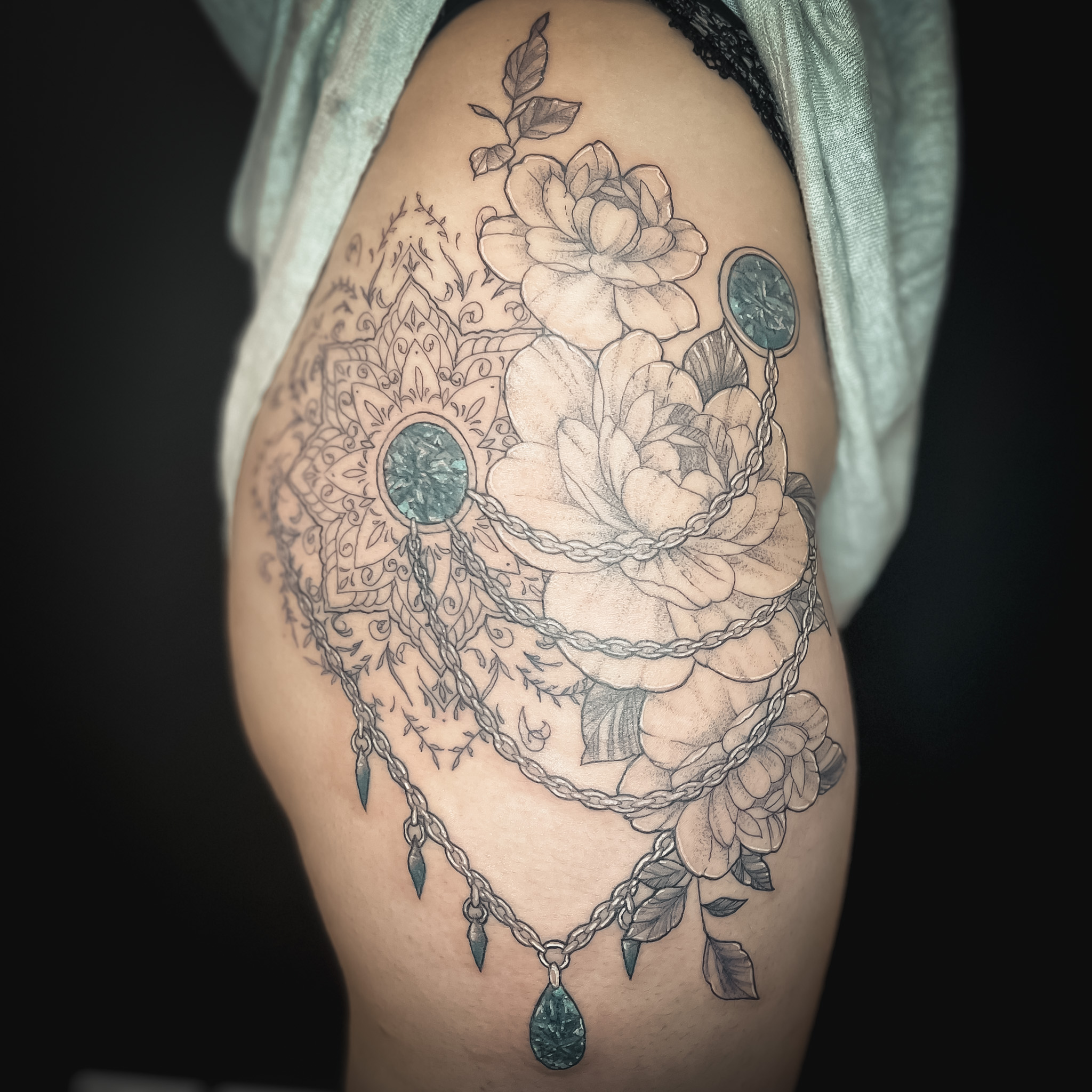 Tatouage floral bijoux fine line - Création unique Fleur Lunaire Lyon